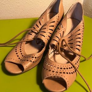 Chelsea Crew beige lace-ups